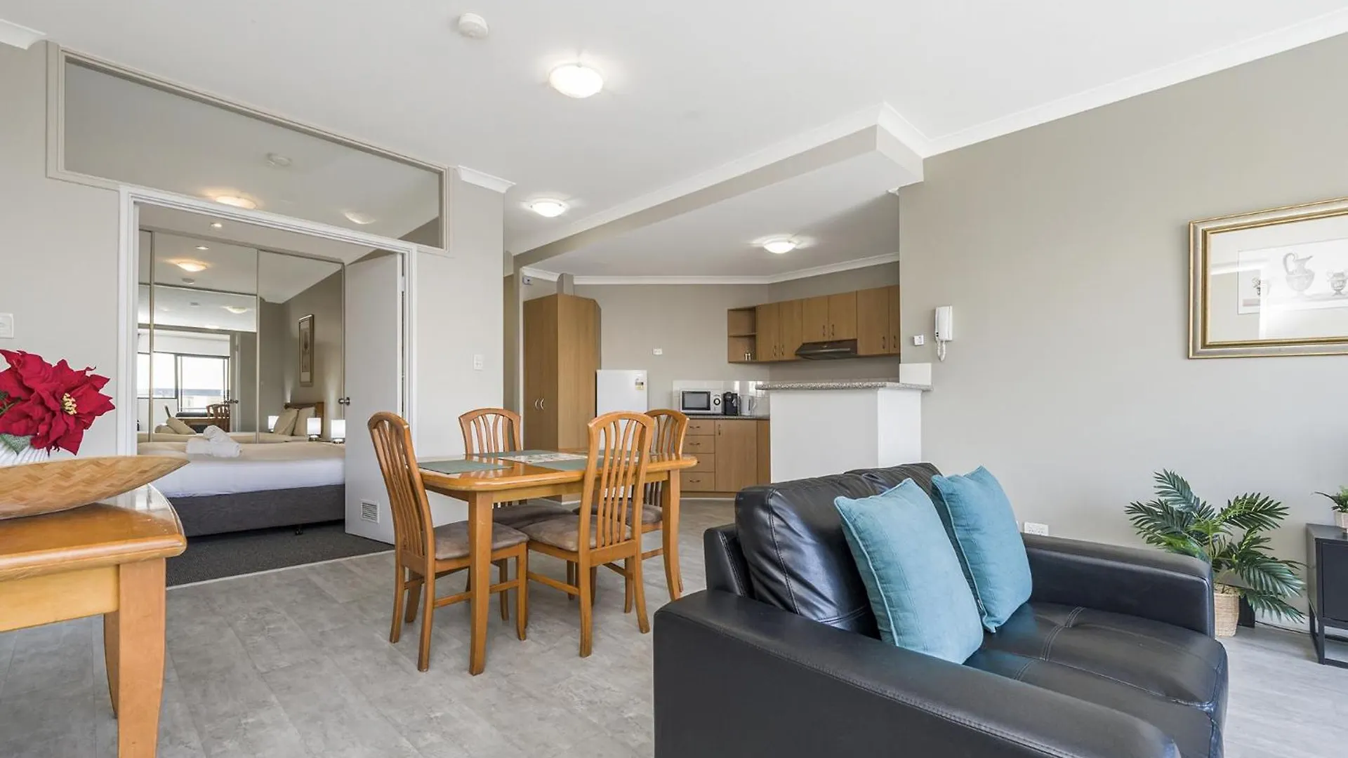 Central Perth 2-Bed Apartment With Pool & Gym