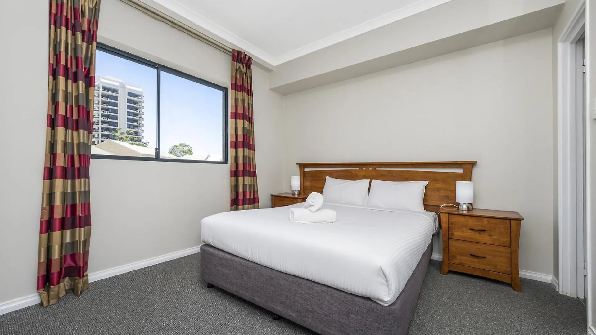 Central Perth 2-Bed Apartment With Pool & Gym