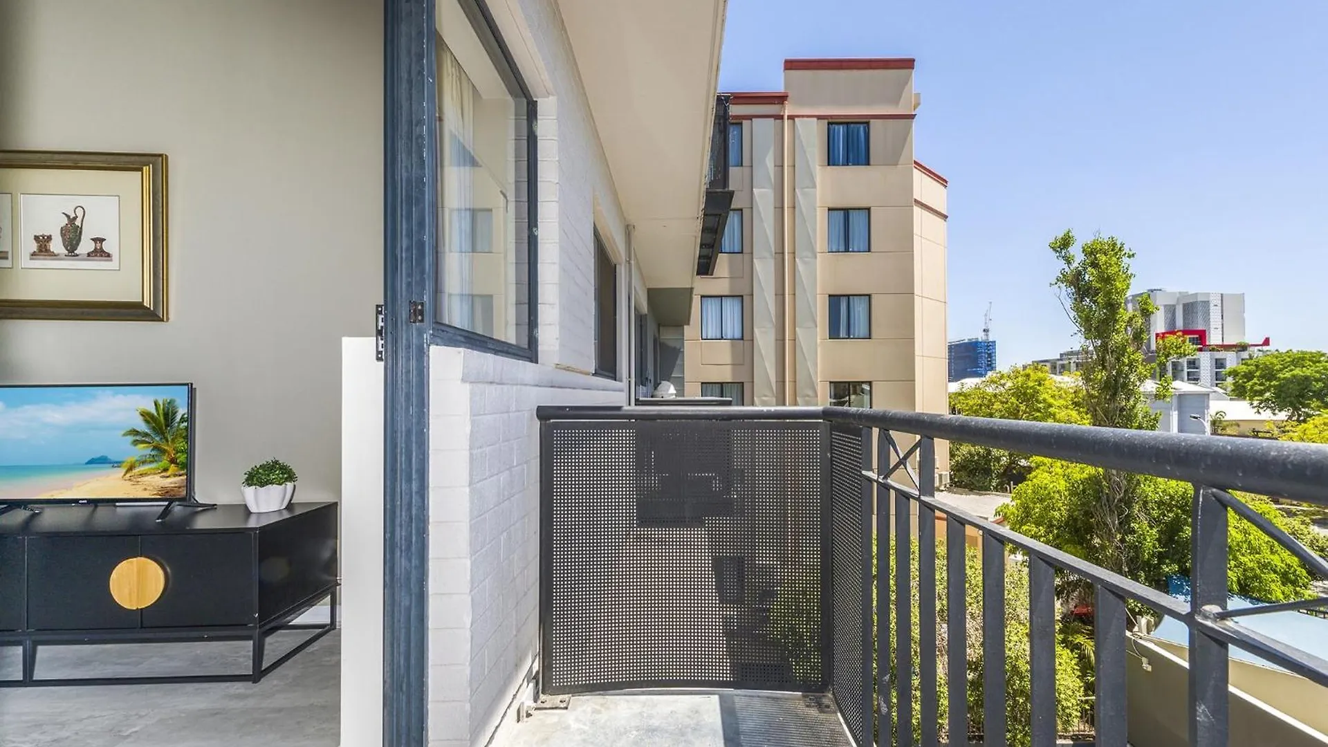 Central Perth 2-Bed Apartment With Pool & Gym 0*,